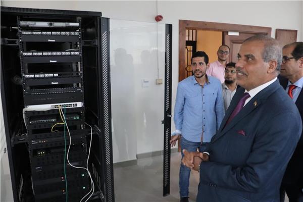 رئيس جامعة الأزهر يتفقد وحدات التحول الرقمي والربط الإلكتروني بالجامعة 