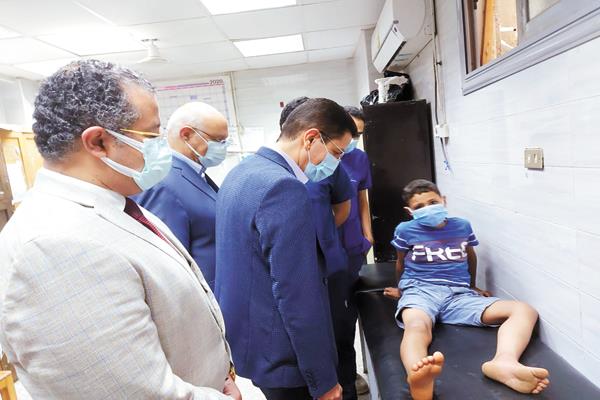  قيادات الجامعة أثناء متابعة القوافل الطبية