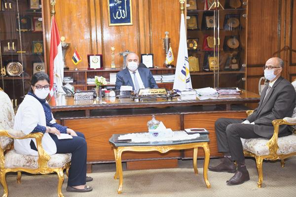  محافظ قنا أثناء اجتماعه مع لجنة استلام الطرق