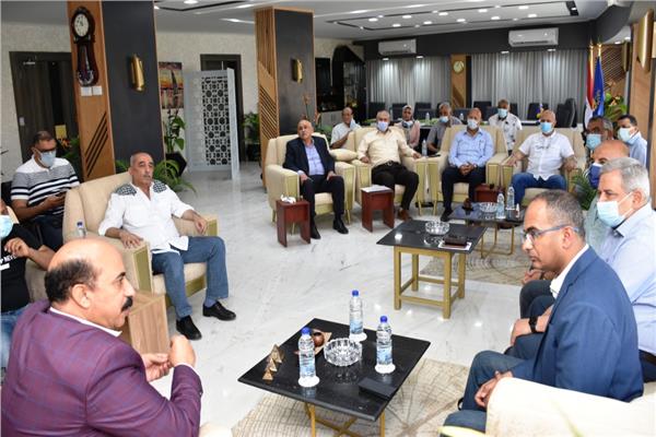 محافظ أسوان يعرض للجنة وزارة الإسكان مشاكل قطاع مياه الشرب والصرف الصحى 