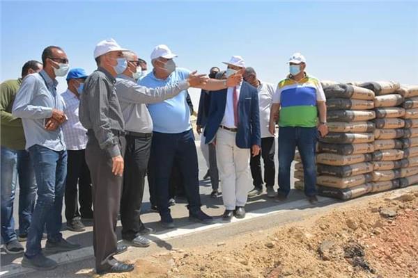 محافظ الوادي الجديد يوجه بإنارة طريق الخارجة