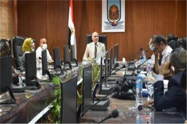 رئيس جامعة الأقصر الدكتور محمد محجوب عزوز خلال أحد مجالس الجامعة