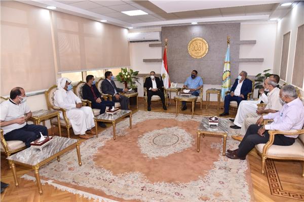 محافظ مطروح يكرم طبيب لاجراءه عملية جراحيه نادرة 