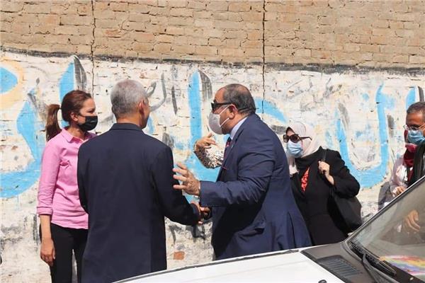 جولة تفقدية لنائبي محافظ الجيزة وجامعة حلوان بقرية الأقواز بالجيزة