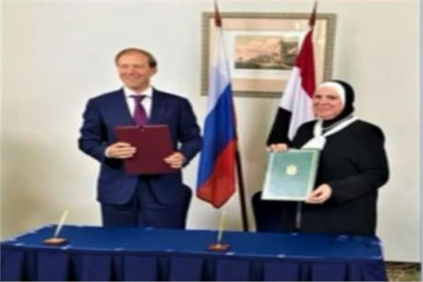 وزيرة الصناعة خلال لقائها المسئول الروسي