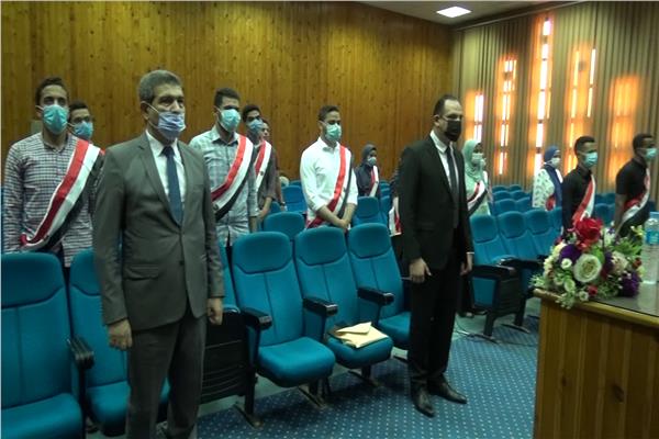 رئيس جامعة المنيا يكرم الطلاب الفائقين بالمرحلة القبل النهائية 