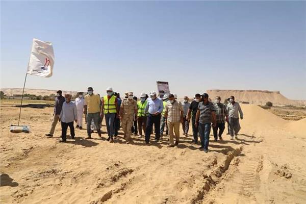 الزملوط يتابع مشروعات "حياة كريمة " بأبو منقار بالفرافرة 
