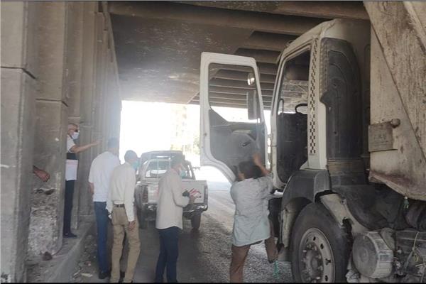 محافظ الجيزة يضبط سيارة نظافة بدون غطاء