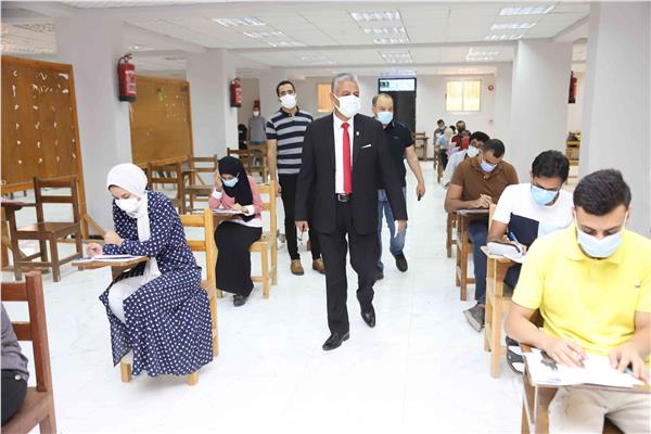 رئيس جامعة جنوب الوادي خلال جولاته التفقدية بلجان امتحانات 