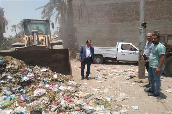 حملات لرفع مستوى النظافة بقرية العزيزية 
