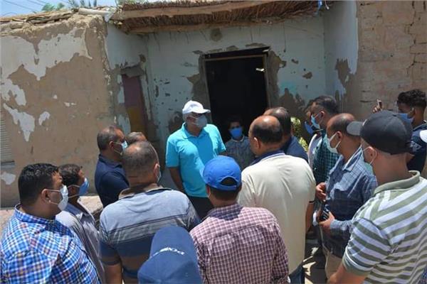 ضمن مبادرة" حياة كريمة " محافظ الوادي الجديد يتابع أعمال إنشاء المنازل بقرية أبو هريرة بالفرافرة 