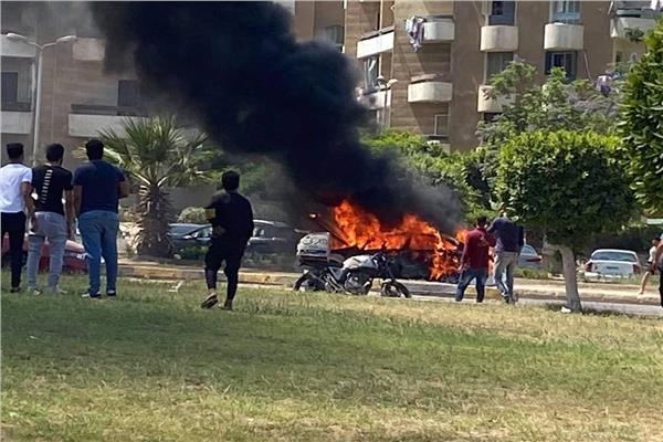 حريق سيارة ملاكي بالشيخ زايد والأهالي تتدخل لإطفاء النيران