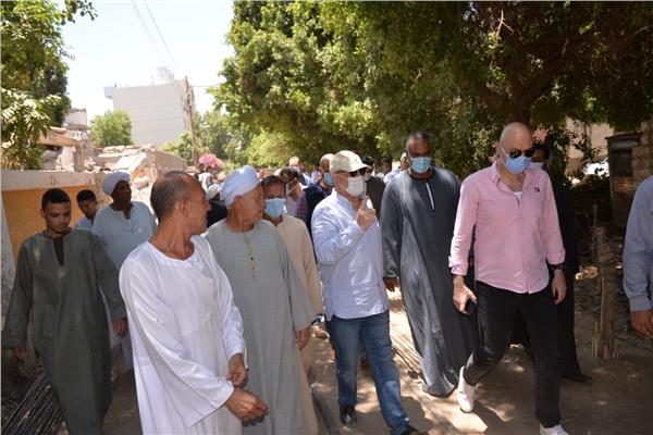 محافظ الأقصر يتابع مشروعات حياة كريمة بإسنا