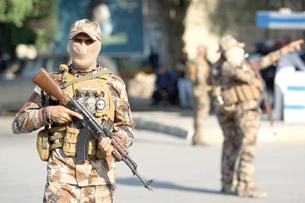 عناصر تابعة لميلشيا الحشد الشعبى بالقرب من الحدود السورية