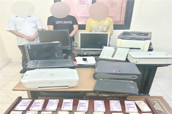 أدوات التزييف والنقود المقلدة  بعد ضبطها