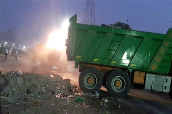 الجيزة تضبط سيارة نقل قبل إلقاءها مخلفات
