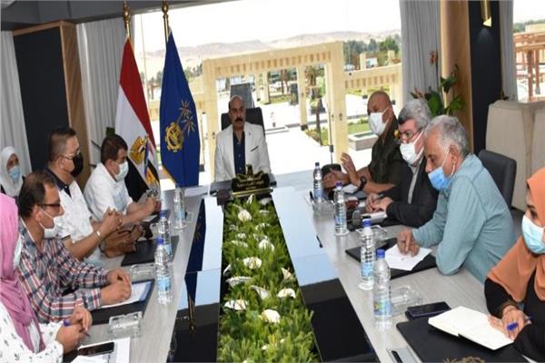 محافظ أسوان يلتقى مسئولي جهاز مشروعات الخدمة الوطنية