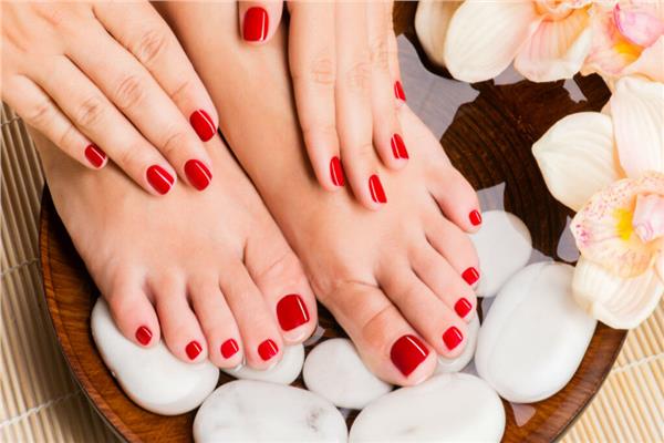 عملية تنعيم اليدين والرجلين وتسمى هذه العملية بالمانيكير