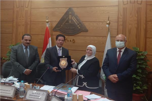 مجلس جامعة بنها يكرم عميدة الحاسبات 