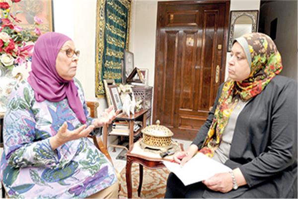  د. أمنة نصير خلال الحوار