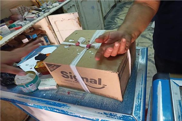 ضبط أدوية منتهية الصلاحية داخل صيدلية ومركز طبي بقنا