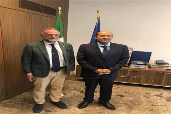 السفير المصري في روما يجتمع بوزير السياحة الإيطالي