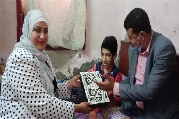 رئيسة مدينة طهطا تكرم الأول على الإعدادية