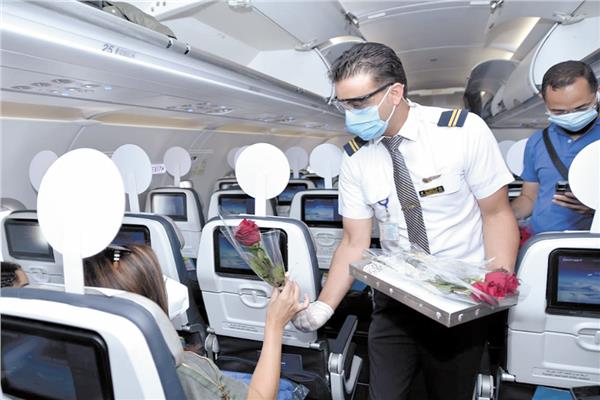 مضيف فى استقبال السائحين بالورد داخل الطائرة