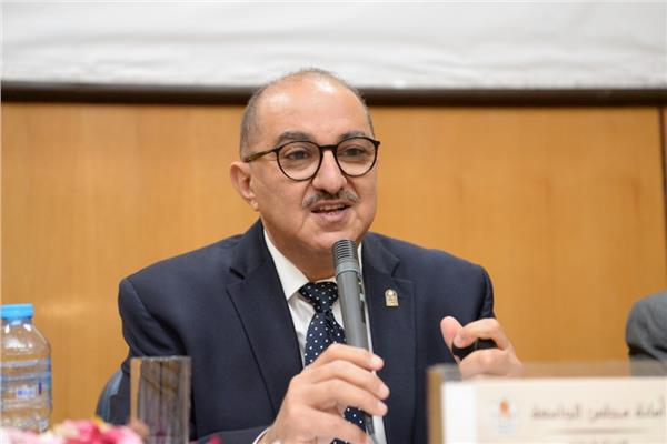 مجلس جامعة أسيوط في جلسته المنعقدة برئاسة الدكتور طارق الجمال رئيس الجامعة على تعيين 17 أستاذاً