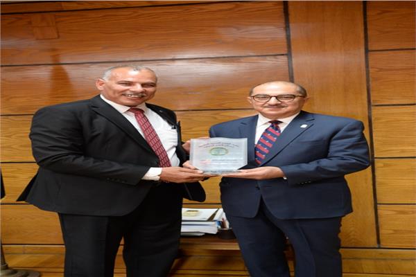  رئيس جامعة أسيوط يوقع برتوكول تعاون