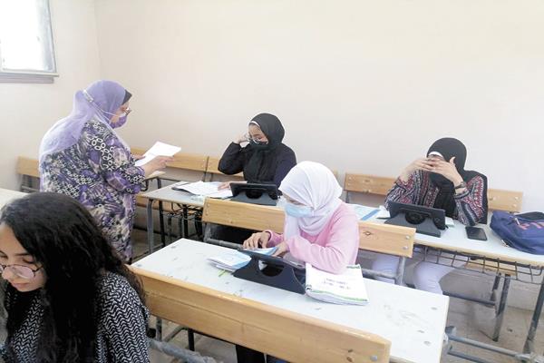 طلاب الثانوية العامة فى آخر امتحان تجريبى