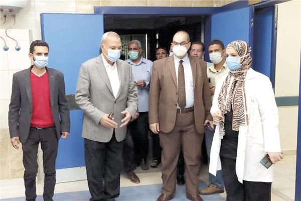 اللواء عبدالحميد الهجان خلال جولته بمستشفى بنها التعليمى الجديد تمهيداً لافتتاحه