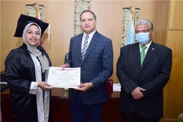 تكريم 11 طالبا من ذوي الهمم بجامعة سوهاج أجادوا استخدام الحاسب الآلي بدون مرافق
