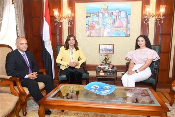 وزيرة الهجرة تلتقي "مريم طاحون" 