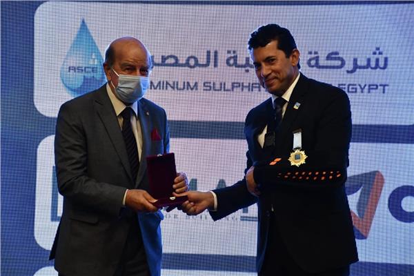 وزير الشباب والرياضة يكرم سفراء الرياضة العربية والمصرية