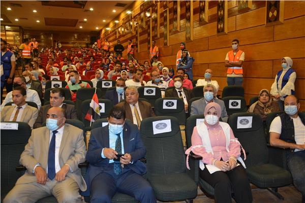 محافظ المنيا يشهد لقاءا حواريا مع الشباب