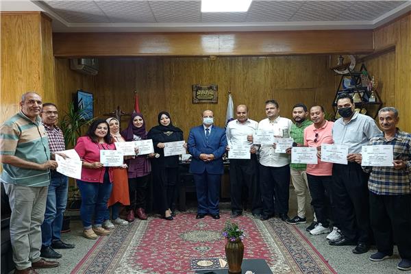 تكريم مدير العلاقات العامة وأعضاء فريق عمل أخبار تعليم قنا