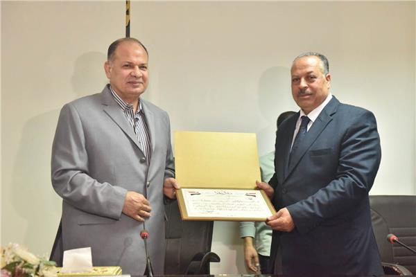 محافظ أسيوط يكرم المهندس نبيل الطيبي لترقيته سكرتير عام الدقهلية 
