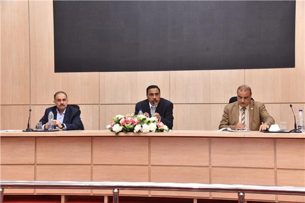  محافظ مطروح يبحث الاستعدادات  النهائية لامتحانات الثانوية العامة 