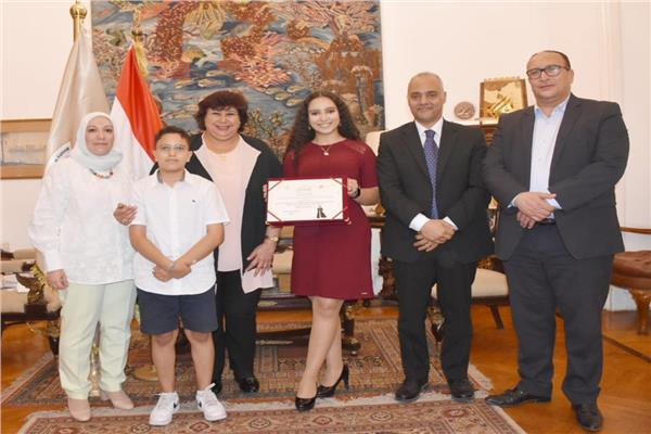 وزيرة الثقافة تلتقى المصرية مريم طاحون اصغر مغنية فى أوبرا فيينا