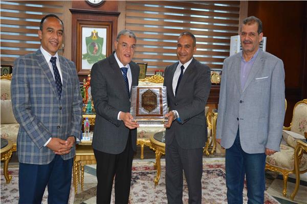 محافظ المنيا يكرم رئيس مدينة المنيا