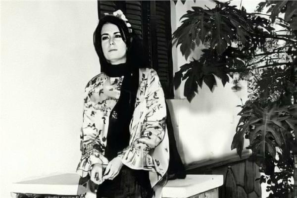سيدة مصر الأولى الراحلة جيهان السادات بالجلباب الفلاحي
