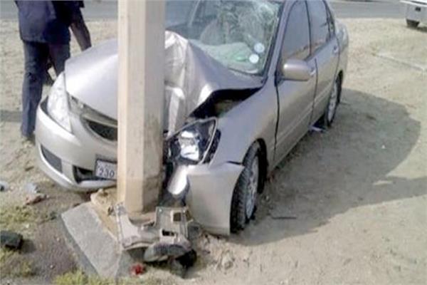 اصطدام سيارة بعامود