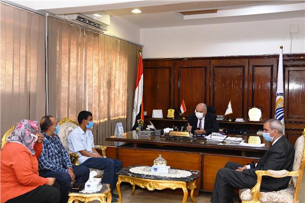 محافظ قنا يأمر بنقل سيدة مشردة الى مصحة نفسية وتوفير مسكن وفرصة عمل لإبنها  