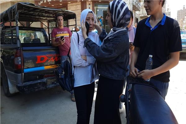 انهيار طالبات الثانوية العامة بالمنيا بسبب صعوبة امتحان اللغة العربية