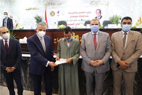 سلم وزير القوي العاملة محمد سعفان   60 عقد عمل لذوي الهمم والعزيمة