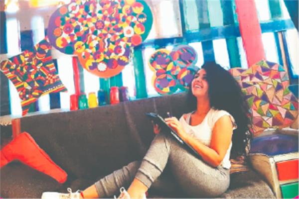 «توتا» حوّلت منزلها لمعرض فنى