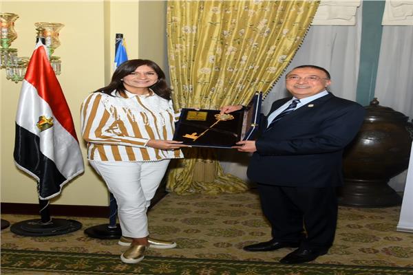 االلواء محمد الشريف يهدي وزيرة الهجرة مفتاح الإسكندرية