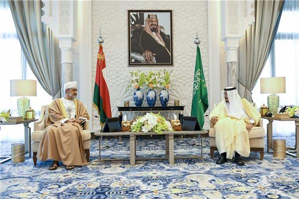 الملك سلمان بن عبد العزيز والسلطان هيثم بن طارق 