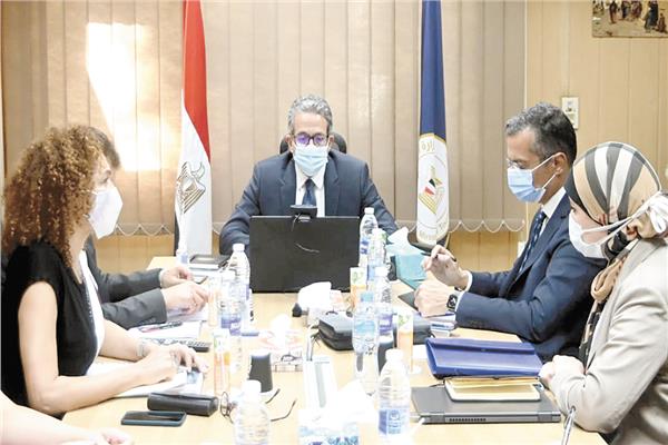 وزير السياحة خلال اجتماعه مع التحالف الكندى الإنجليزى